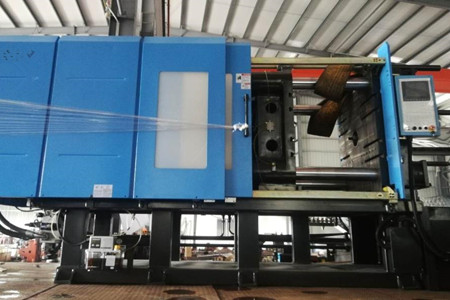 果筐注塑機(jī)廠家如何保證設(shè)備性能的一致性和穩(wěn)定性？