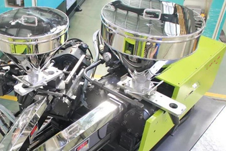 如何選擇混雙色注塑機(jī)？看完后漲知識(shí)！